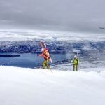 To randonee skigåere på topptur på Høgfjellet i Salangen.