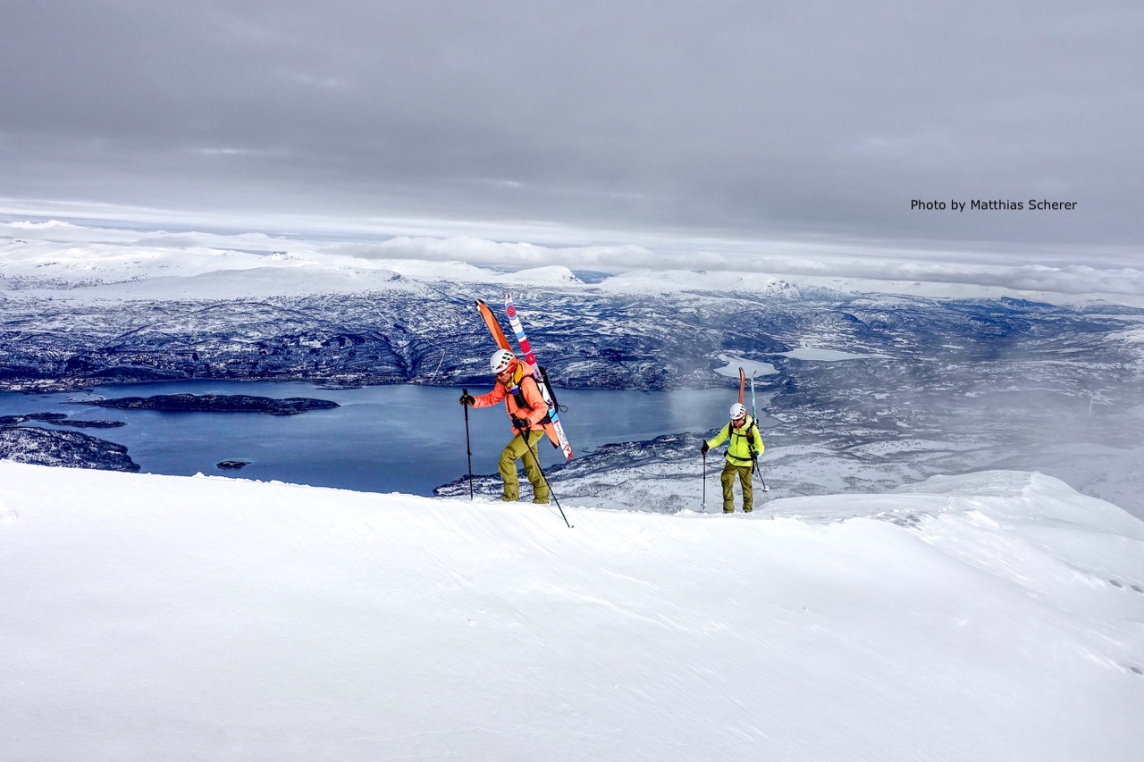 To randonee skigåere på topptur på Høgfjellet i Salangen.