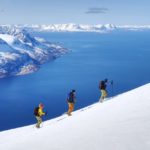 Tre randonee skigåere på topptur på Løksetinden på grensen til Salangen og Dyrøy Kommune.